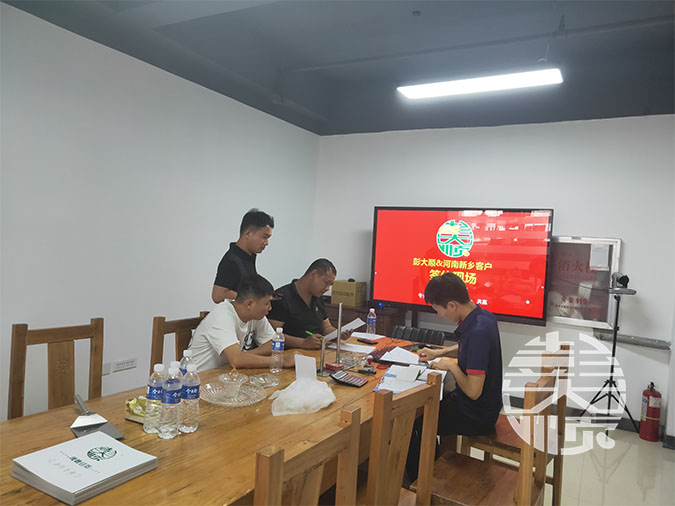 新鄉(xiāng)張老板訂購全自動豆腐機現(xiàn)場