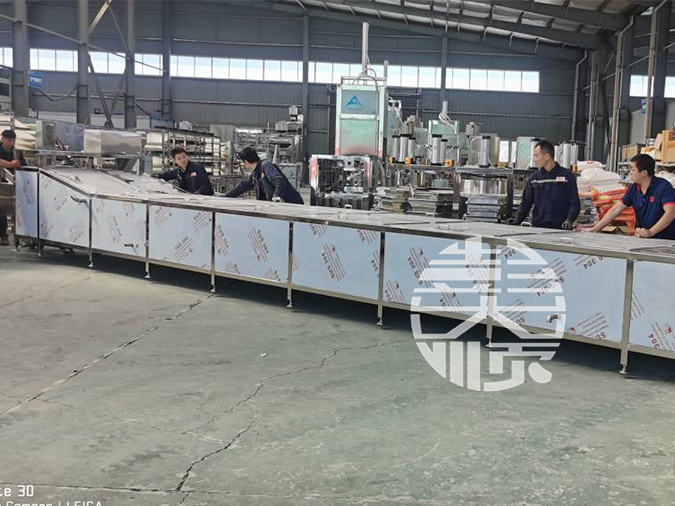 鄭州客戶定制的大型豆干鹵水槽準備發(fā)貨