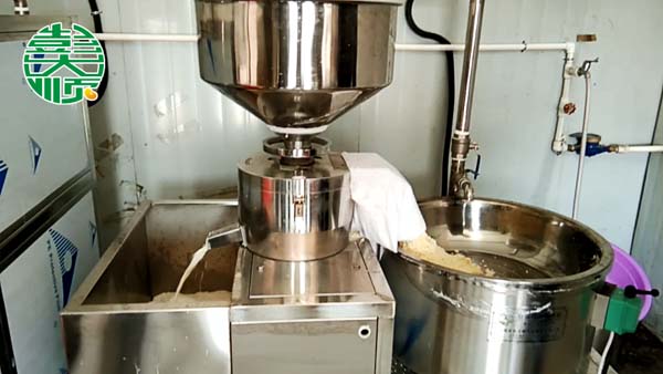 客戶在技術(shù)員指導下做出的豆腐